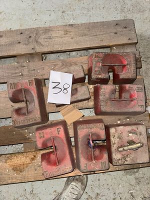 une palette en bois sur laquelle figurent des lettres