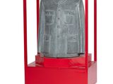 statue d'un homme en uniforme militaire, exposée dans une vitrine rouge