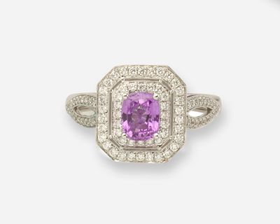 une bague en saphir rose et diamant