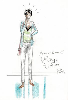 croquis d'une femme vêtue d'un t-shirt vert et d'un pantalon blanc, debout devant un mur blanc
