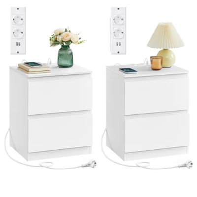 deux tables de chevet blanches, chacune surmontée d'une lampe, placées l'une à côté de l'autre