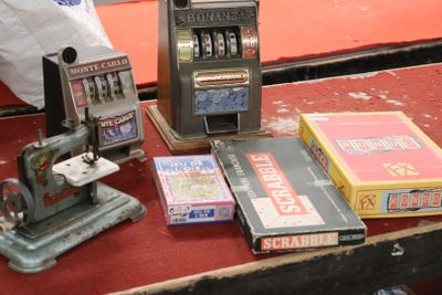 de nombreux types différents de machines à sous sur la table