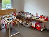 une pièce dans laquelle se trouve une table sur laquelle sont posés tout un tas d'objets