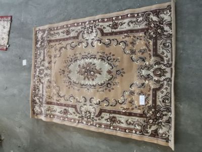Caisse 102: 1 tapis marron à motif de fleurs H.