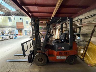 un chariot élévateur garé dans un garage