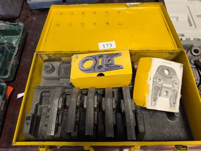 une boîte jaune remplie d'outils divers posée sur une table