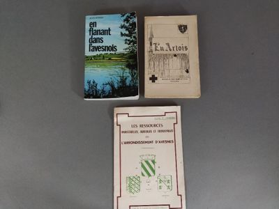 deux livres posés l'un à côté de l'autre sur une table