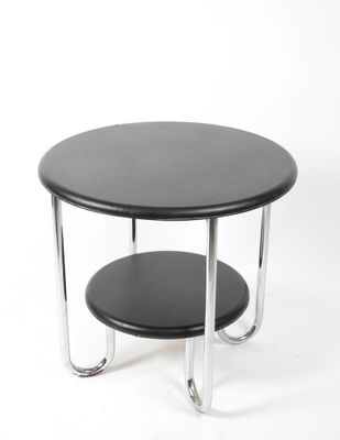 Guéridon à structure tubulaire chromée, les deux plateaux ga…