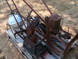 une petite machine posée sur une palette au sol