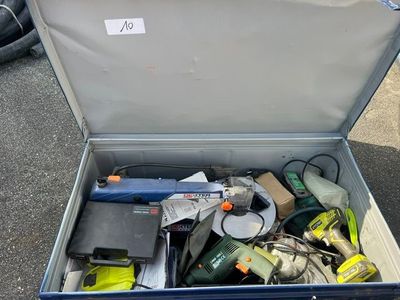 une valise remplie d'outils posée par terre