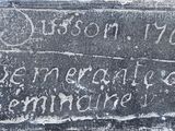 un tableau noir sur lequel il y a des inscriptions