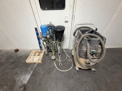 une photo d'une pièce avec un aspirateur et un tuyau