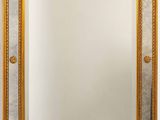 un grand miroir à cadre doré, orné d'une bordure décorative sur tout le pourtour