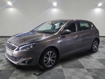 la voiture grise est garée sur un carrelage à carreaux