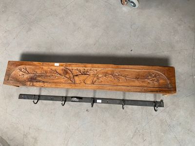 un banc en bois muni de crochets, dans un garage