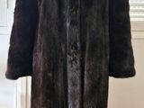 une image d'un manteau de fourrure sur un mannequin