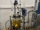 une image représentant un laboratoire rempli de matériel