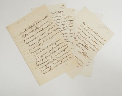 plusieurs vieilles lettres sont empilées sur une table
