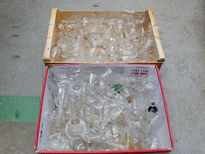 une boîte remplie de verres à vin vides posée par terre