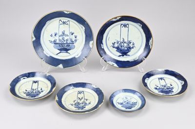 Plusieurs assiettes et bols bleus et blancs sont disposés sur une table