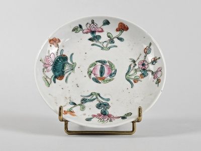 une image représentant une assiette blanche ornée de fleurs et d'oiseaux