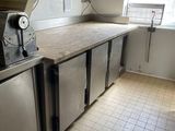 une image d'une cuisine avec beaucoup d'espace de travail