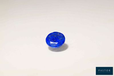 un saphir ovale bleu sur un fond blanc