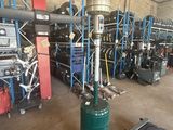 une photo d'un chauffage au gaz dans un entrepôt, à côté d'autres équipements