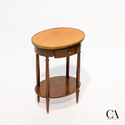 une petite table avec un plateau en bois sur fond blanc