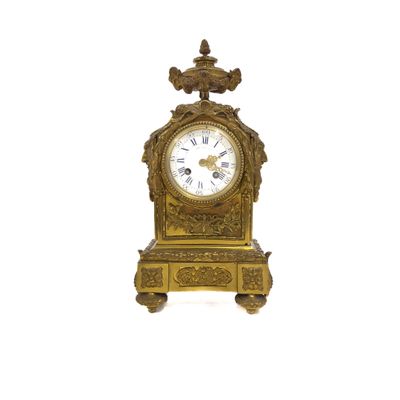 une horloge en or surmontée d'un oiseau