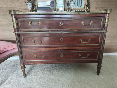 Commode en bois de placage d'acajou soulignés de filets de l…