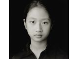 photographie en noir et blanc d'une jeune fille portant un t-shirt noir