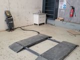 une machine placée au milieu d'une pièce