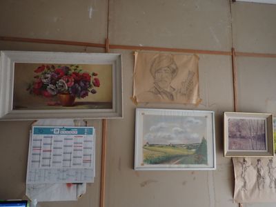 de nombreuses photos accrochées au mur au-dessus d'un ordinateur