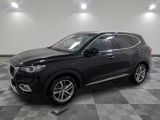 un SUV noir garé sur un sol en carrelage à damier dans un garage