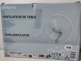 une boîte contenant un ventilateur, posée sur une table