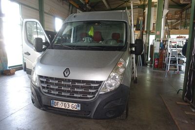 une camionnette argentée garée à l'intérieur d'un bâtiment