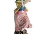 une image représentant une figurine de femme tenant un oiseau dans la main