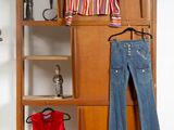 une photo d'une armoire avec des vêtements suspendus dedans