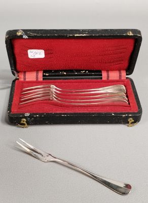 une fourchette et une cuillère dans un étui posé sur une table