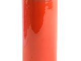un vase orange bordé de noir sur fond blanc