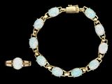 un ensemble composé d'un bracelet et d'une bague en or, sertis de pierres d'oplite