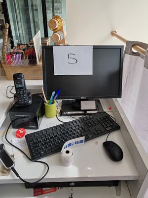 un bureau d'ordinateur sur lequel se trouvent un clavier, une souris et un téléphone