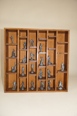 une vitrine sur laquelle sont disposées de nombreuses figurines