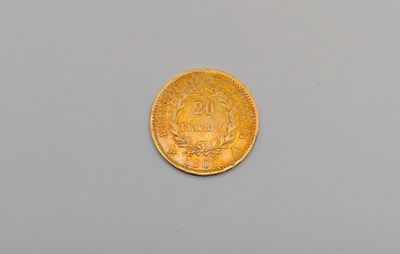 l'image d'une pièce d'or sur une surface grise