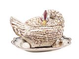 un oiseau blanc et marron posé sur une assiette avec une soucoupe