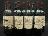 six bouteilles de vin sont alignées sur une surface noire