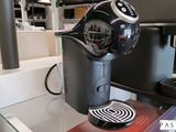 une machine à café posée sur un comptoir