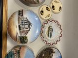 un grand nombre d'assiettes posées sur une table