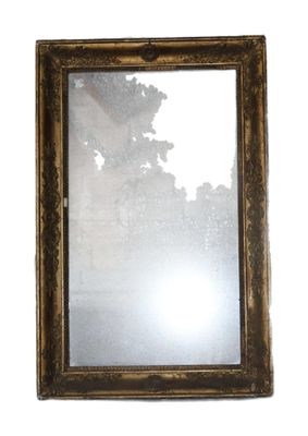 la photo d'un miroir accroché au mur